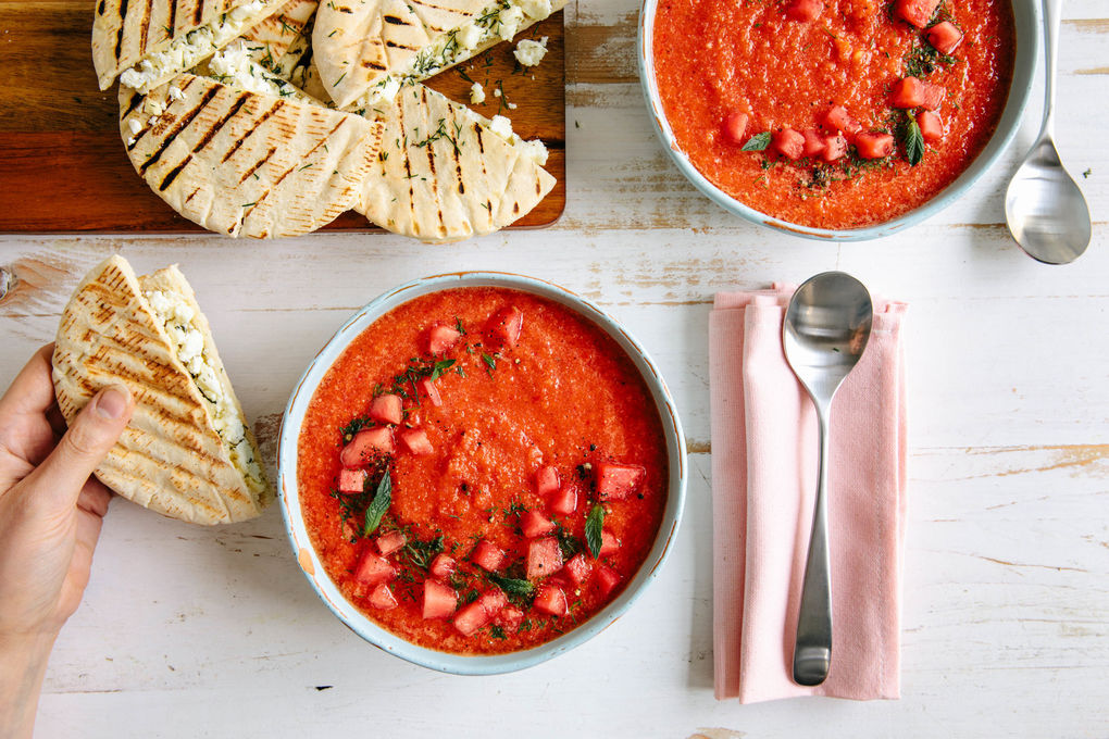 Watermeloengazpacho en gegrilde pitapockets gevuld met feta